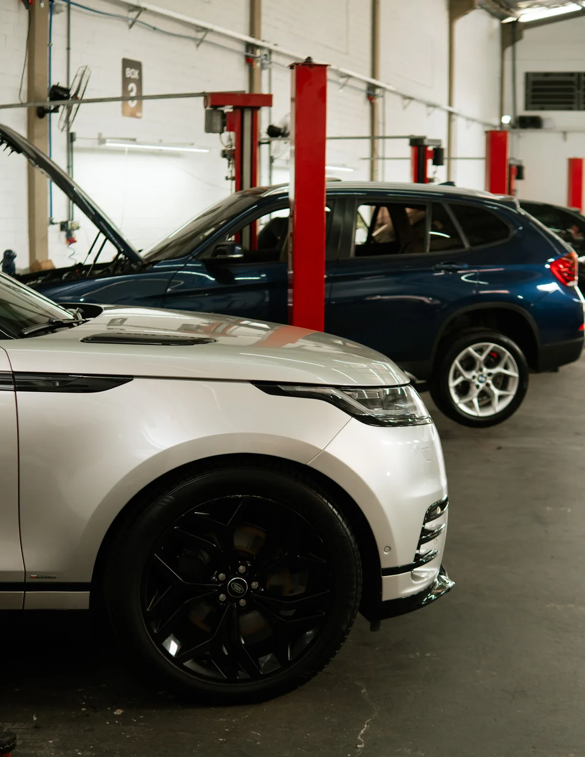 Land Rover e BMW na oficina RS Motorsport